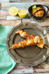 Gegrillte Hähnchenspieße mit Erdnuss-Dip