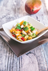 Sommerlicher Salat mit Avocado, Mango und weißen Bohnen - perfekt für die Grillparty