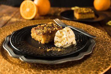 Veganer Orangenkuchen mit Pistazien und Vanilleeis