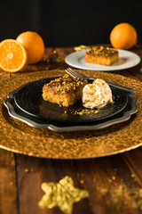 Veganer Orangenkuchen mit Pistazien und Vanilleeis