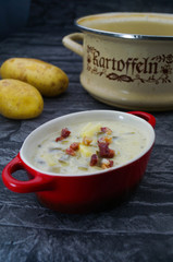 Herbstliche Kartoffelsuppe mit Speck