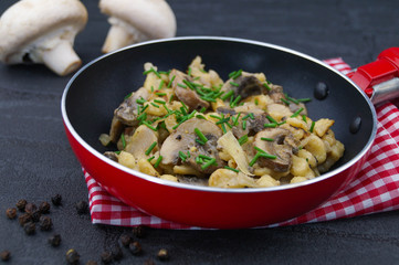 Herbstliche Nudel-Pilz-Pfanne