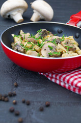 Herbstliche Nudel-Pilz-Pfanne