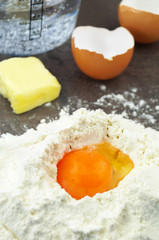 Backzutaten - Zutaten für Spätzle - Nudeln- Mehl, Eier, Butter