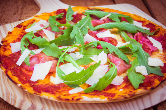 Pizza mit Rucola und Serrano-Schinken