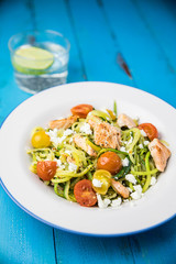 Low carb  Zucchini-Pasta mit Lachs - Leichte Nudeln