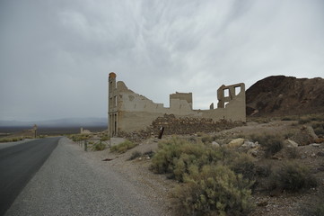 Fototapeta na wymiar Ruines de la bande de rhyolite - nevada - ouest américain