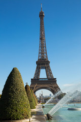 Fototapeta premium Wieża Eifla na niebieskiego nieba tle