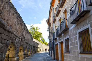 古代ローマ遺跡　谷の上部のセゴビア水道橋（スペイン）