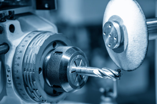 The operation of tool grinding machine control by CNC program.The CNC carbide cutting tool manufacturing process by grinding machine.