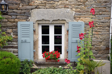 Fototapeta na wymiar Blumenfenster in der Bretagne