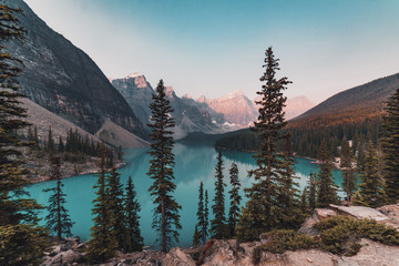 Lever de soleil au lac Moraine