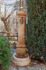 una fontana in ferro arrugginita dal tempo - 242006417