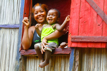 Happy malagasy woman with her child - obrazy, fototapety, plakaty