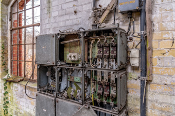 Alter Verteiler- und Sicherungskasten in einem verlassenen Lost Place Gebäude