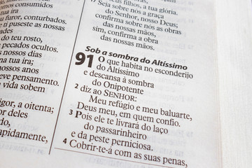 close in open bible in psalms 91, text in portuguese brasileiro.