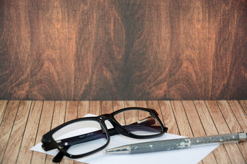 News, Hintergrund