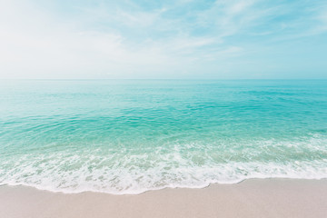 Fototapeta na wymiar Sandy beaches and beautiful ocean waves For natural background Pastel tone