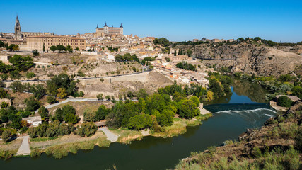 Fototapeta na wymiar Vista de la ciudad de Toledo y el río Tajo