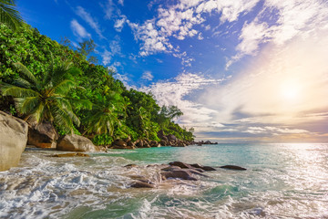 Obraz premium sunny day on paradise beach anse georgette,praslin seychelles 39