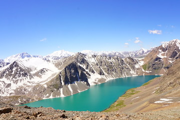 キルギスの山 天山山脈とアラクル湖