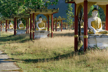 Fototapeta na wymiar Hpa An, jardin Lumbini et ses mille statues de Bouddha