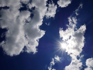 il sole che si infiltra tra le nuvole