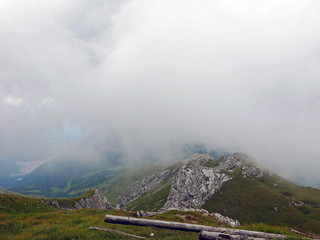 bel paesaggio nebbioso delle montagne dolomitiche in italia