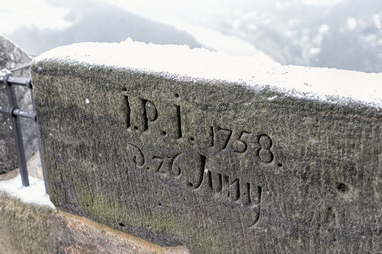 Initialien in Sandstein