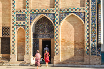 Famille entrant dans le mausolée Gour Emir, Samarcande, OUzbékistan