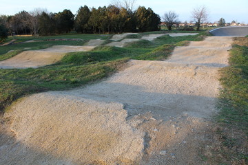 PISTE DE VELO BI-CROSS - BICROSS - BMX - VTT
