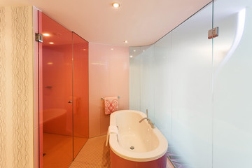 Badewanne in modernem Bad mit Glaswänden