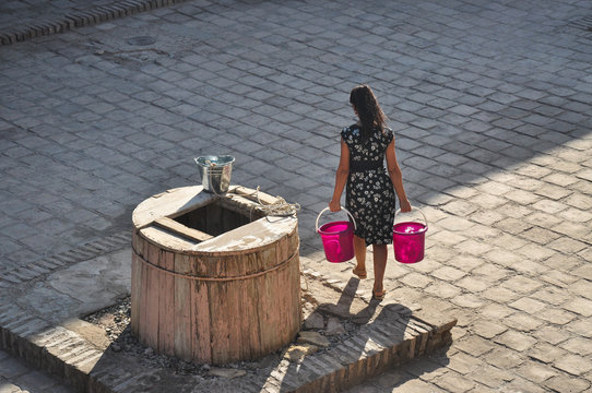 Jeune fille au puit &agrave; Khiva, Ouzb&eacute;kistan