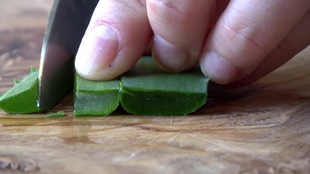 Aloe Vera wird in St&uuml;cke geschnitten