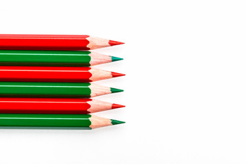 Sechs Buntstifte rot grün
