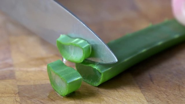 Aloe Vera wird in St&uuml;cke geschnitten