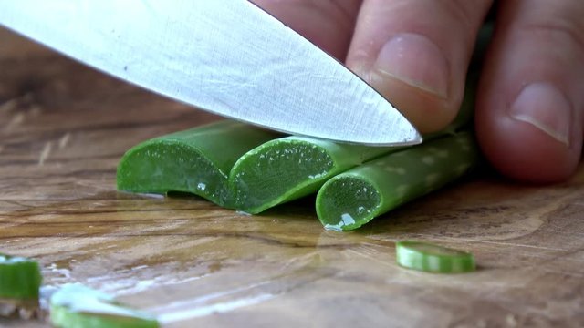 Aloe Vera wird in St&uuml;cke geschnitten