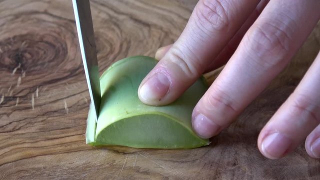 ein St&uuml;ck Aloe Vera wird filetiert