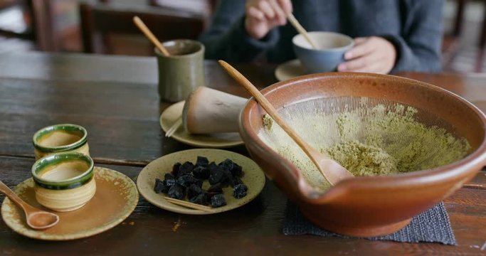 The process of making traditional chinese ground tea, Hakka Lai Cha
