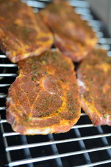 4 mal Fleisch roh auf Grillrost. gesund essen an ostern. köstlicher platzhalter für berliner webdesign