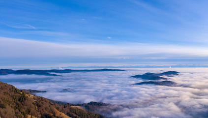 Belchenblick. Blick vom belchen aus über den Nebel hinweg zu den Schweizer Alpen