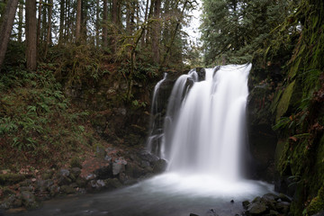 Obraz premium Majestic Fall at McDowell Creek Fall County Park in Oregon