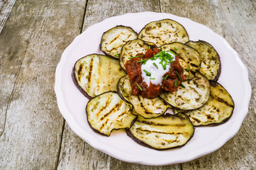 Gegrillte Aubergine mit scharfer Tomatensauce und Joghurt