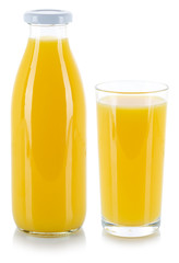 Orangensaft Saft Getränk in der Flasche und im Glas freigestellt Freisteller isoliert