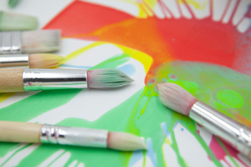 Obraz premium pinceles deordenados con pintura abstracta en fondo blanco