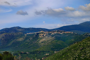 Obraz premium Widok starożytnego włoskiego miasta Norma pośród gór, nakręcony z Sermoneta