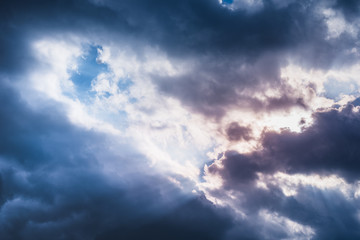 Obraz premium Evening sunlight and dark clouds, dramatic background.