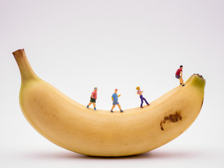 Miniaturjogger auf Banane