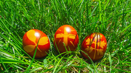 banner uova di Pasqua colorate sul prato verde