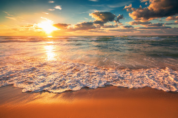 Fototapeta premium Piękny cloudscape nad morzem, zachód słońca strzał